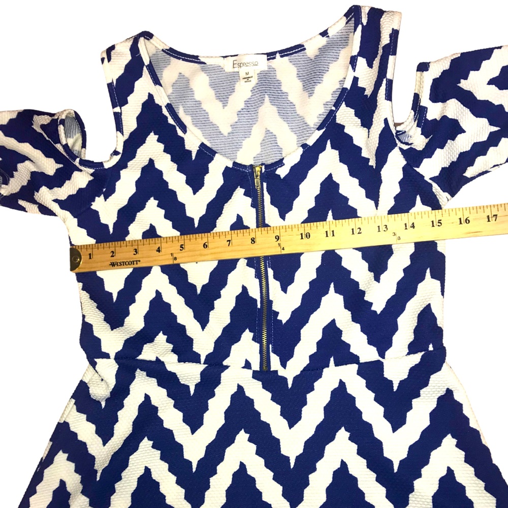 Espresso Cold Shoulder Blue White Chevron Print Short Dress - Medium - Picture 2 of 12